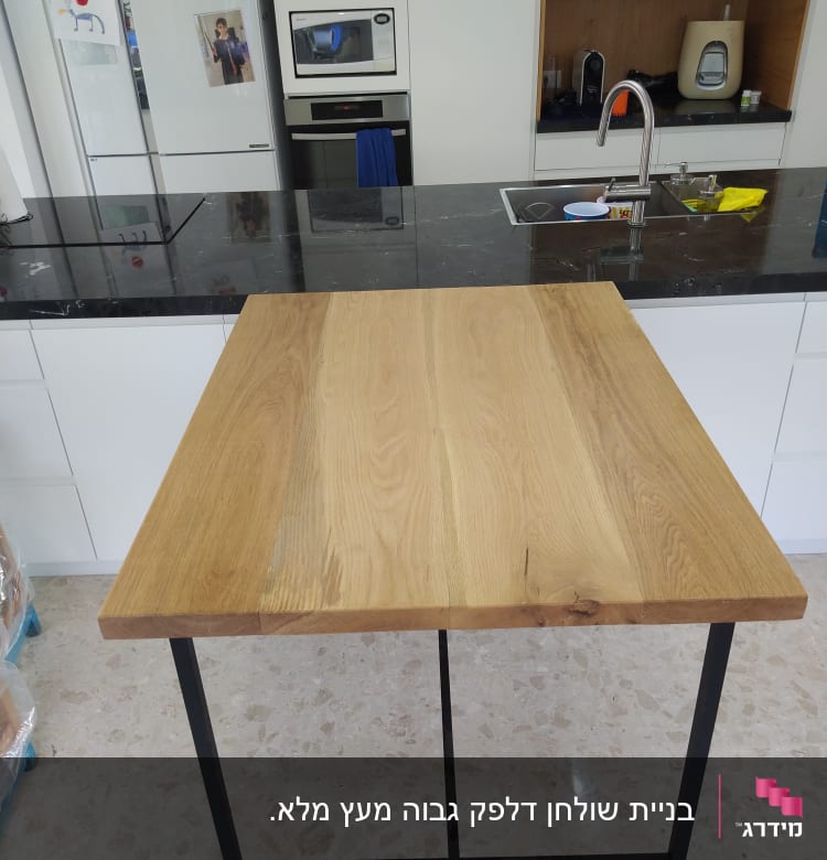 שולחן עץ עם רגלי מתכת שחורות במטבח מודרני